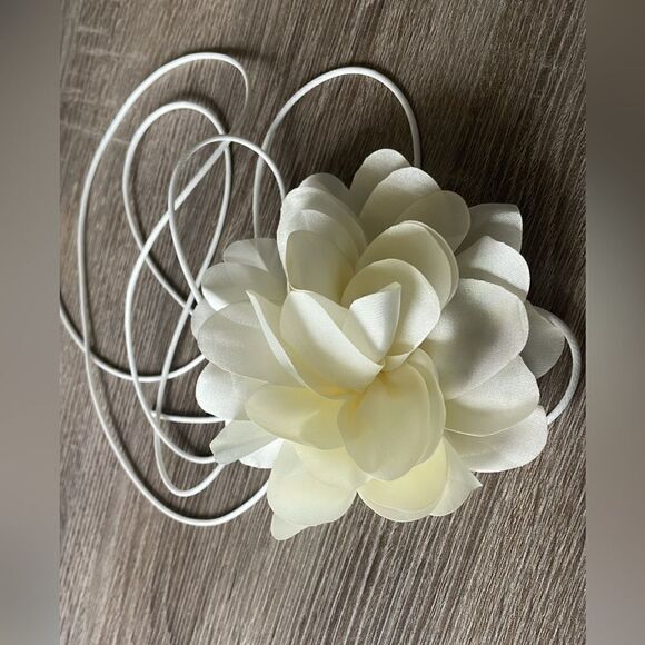 White Flower choker A169 - Picture 3 of 4